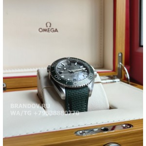 Часы Omega Seamaster Planet Ocean 43.5 Green Gray 215.32.44.21.06.001 — на руке