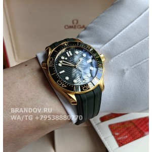 Часы Omega Seamaster Diver 300 Moonshine Gold 42 mm 210.62.42.20.10.001 с комплектом — циферблат крупным планом