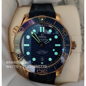 Часы Omega Seamaster Diver 300 Blue Gold 42 mm 210.62.42.20.03.001 комплект — на руке