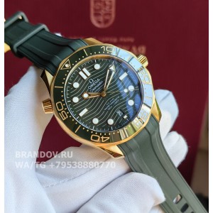 Часы Omega Seamaster Diver 300 Moonshine Gold 42 mm 210.62.42.20.10.001 с комплектом — на руке