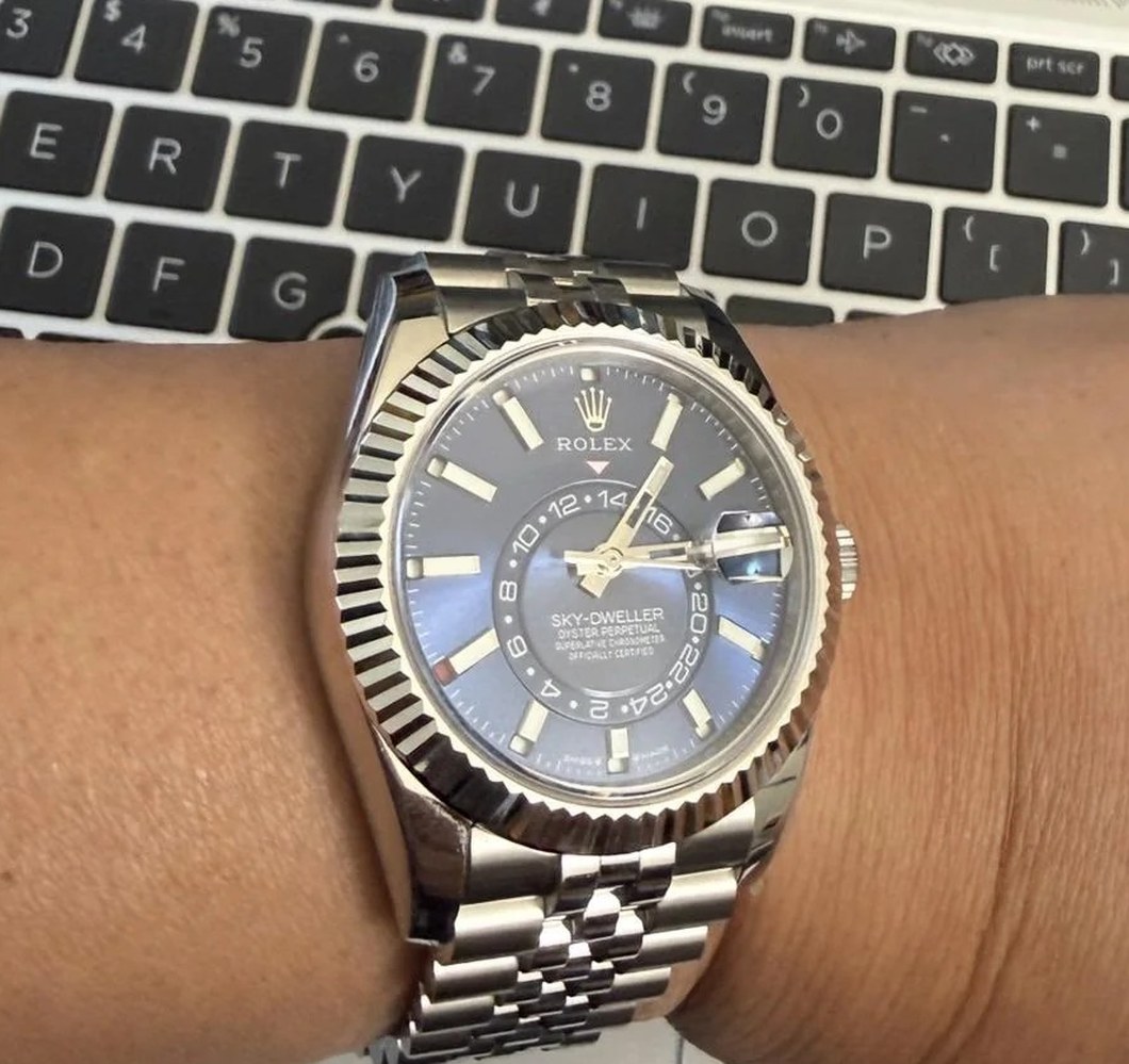Календарь и второй часовой пояс Sky-Dweller