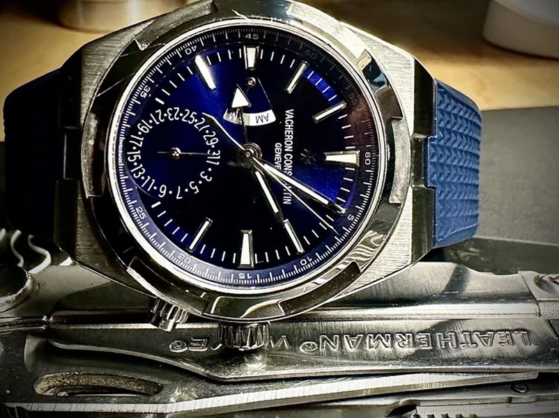 Посадка Vacheron Overseas Dual Time GRF на запястье