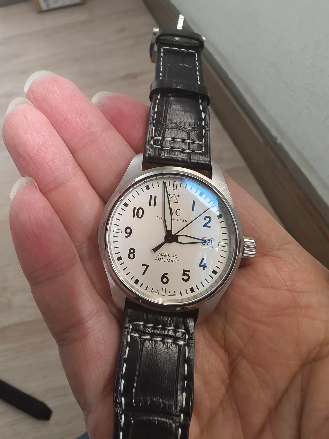 Белый циферблат IWC Mark XX V7F крупным планом на руке