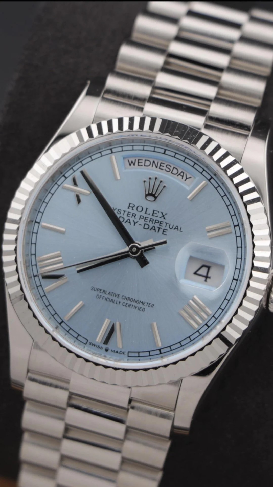 Крупный план голубого циферблата Rolex Day-Date 36 QF