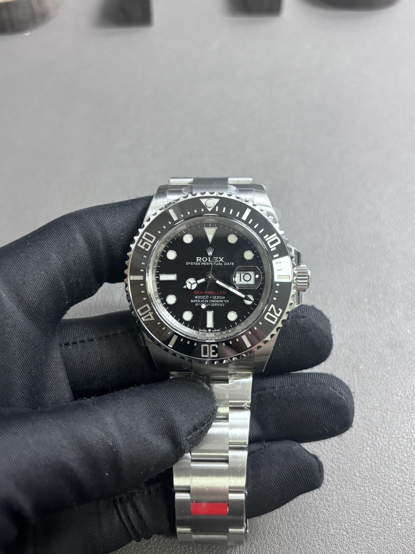 Фронтальный вид VSF Rolex Sea-Dweller 126600 на браслете Oyster