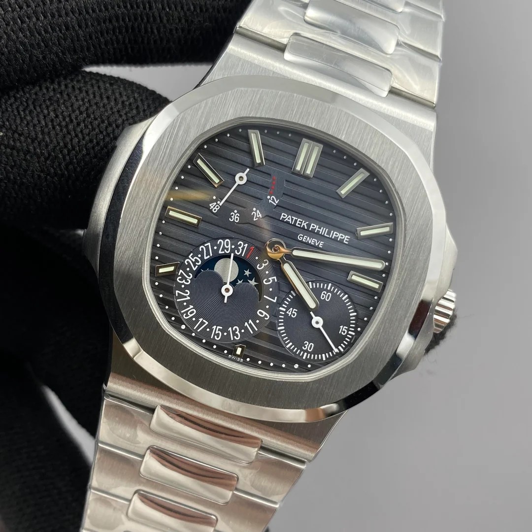 Указатели даты, фаз Луны и запаса хода на UMI Nautilus 5712