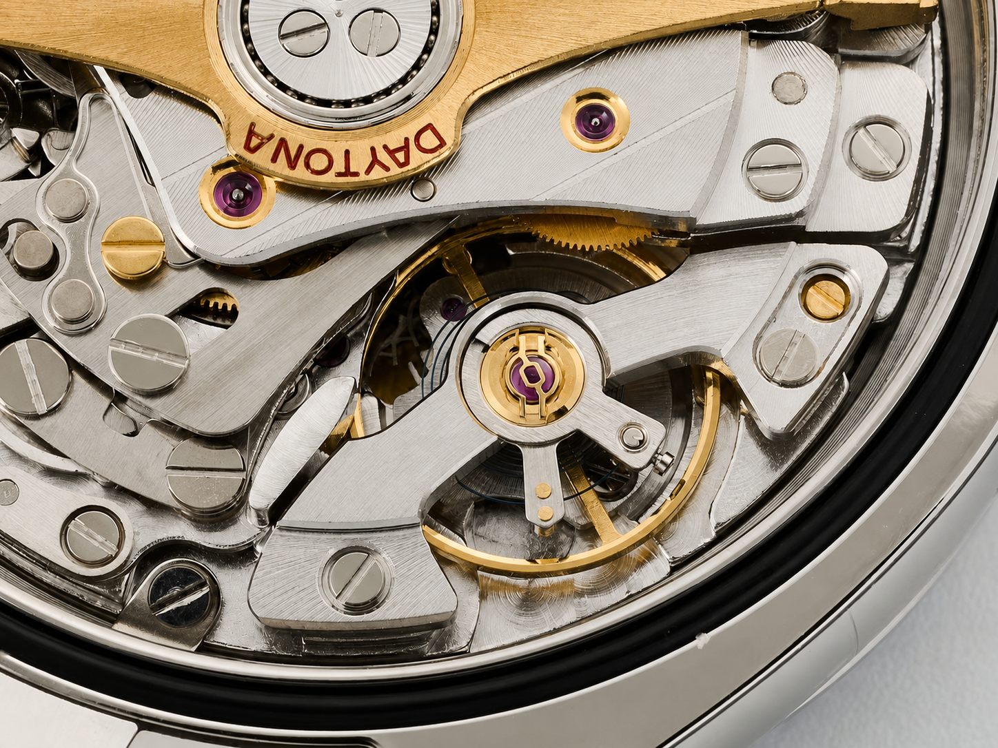 Баланс и детали клона механизма Rolex 4131 крупным планом