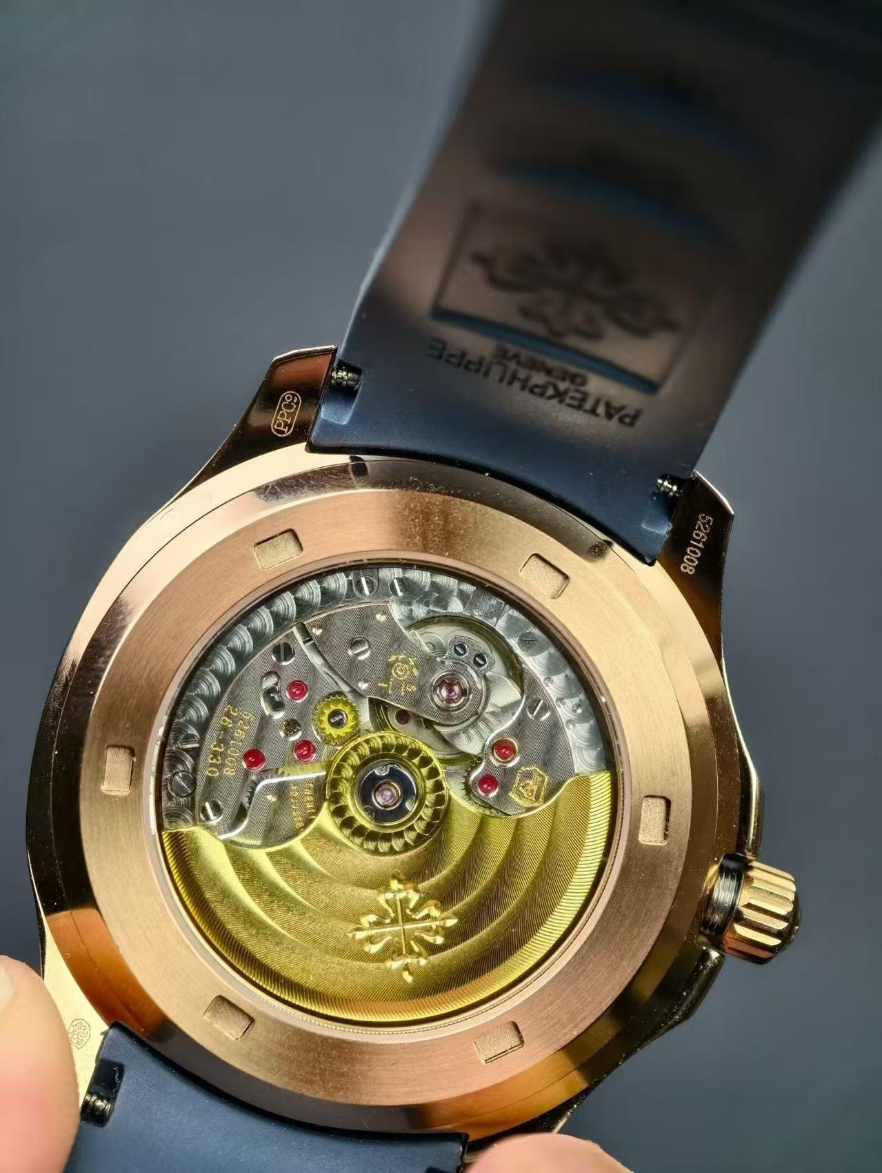 Механизм копии Patek Philippe Aquanaut 5261R через прозрачную крышку