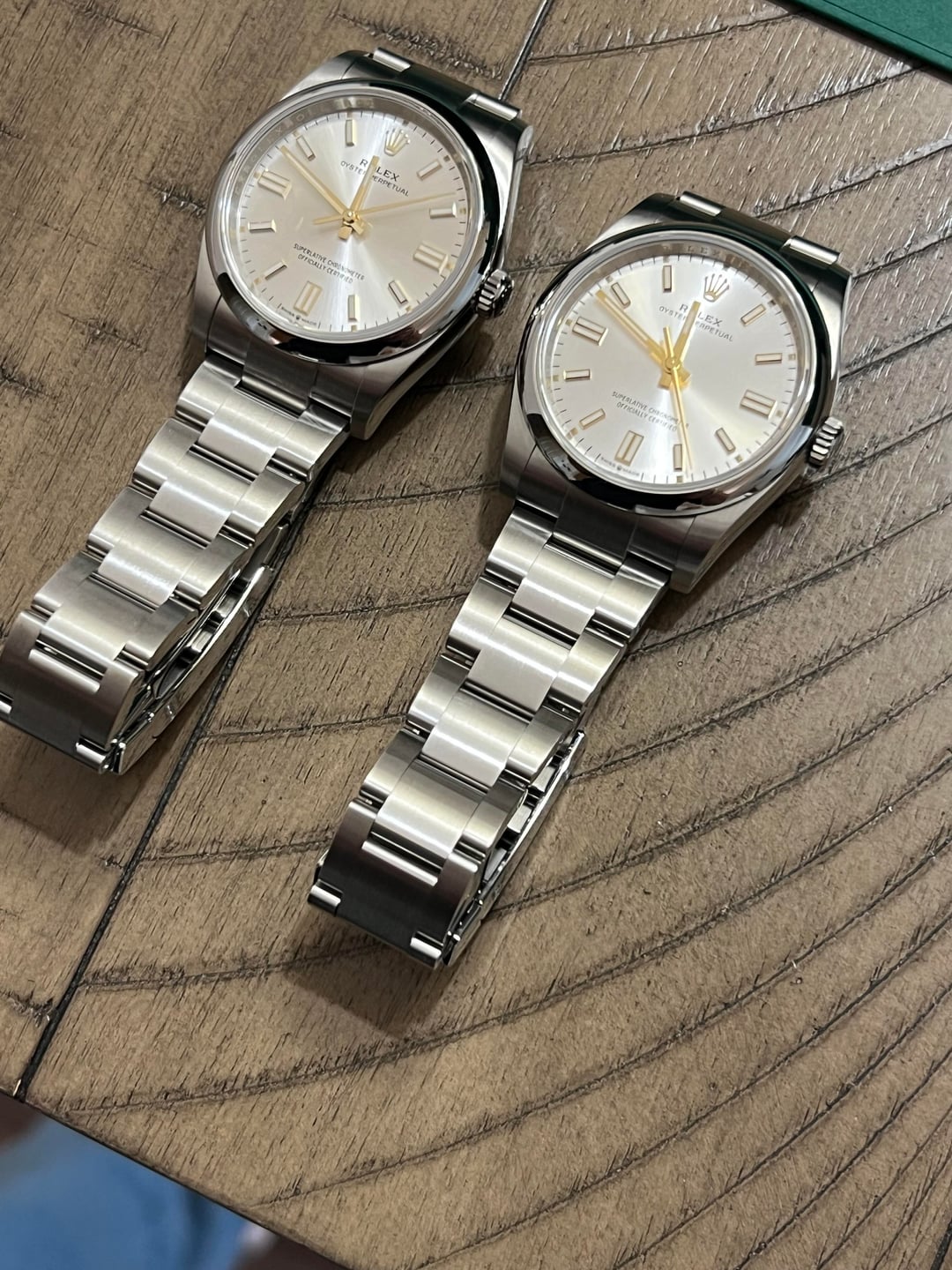 Серебристые циферблаты Rolex OP36 VSF и оригинала под углом