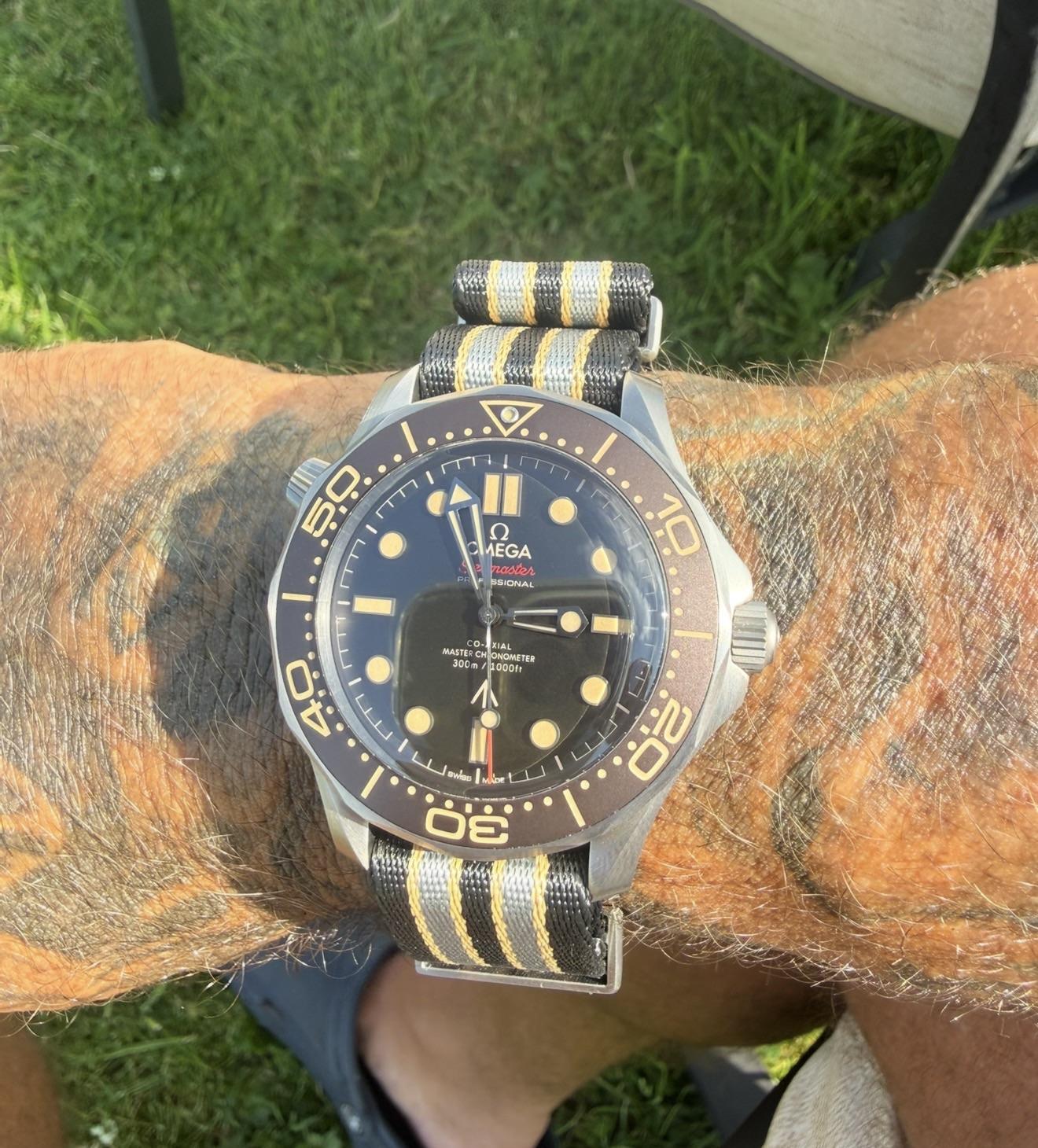 Крупный план циферблата и безеля Omega Seamaster NTTD VSF V7