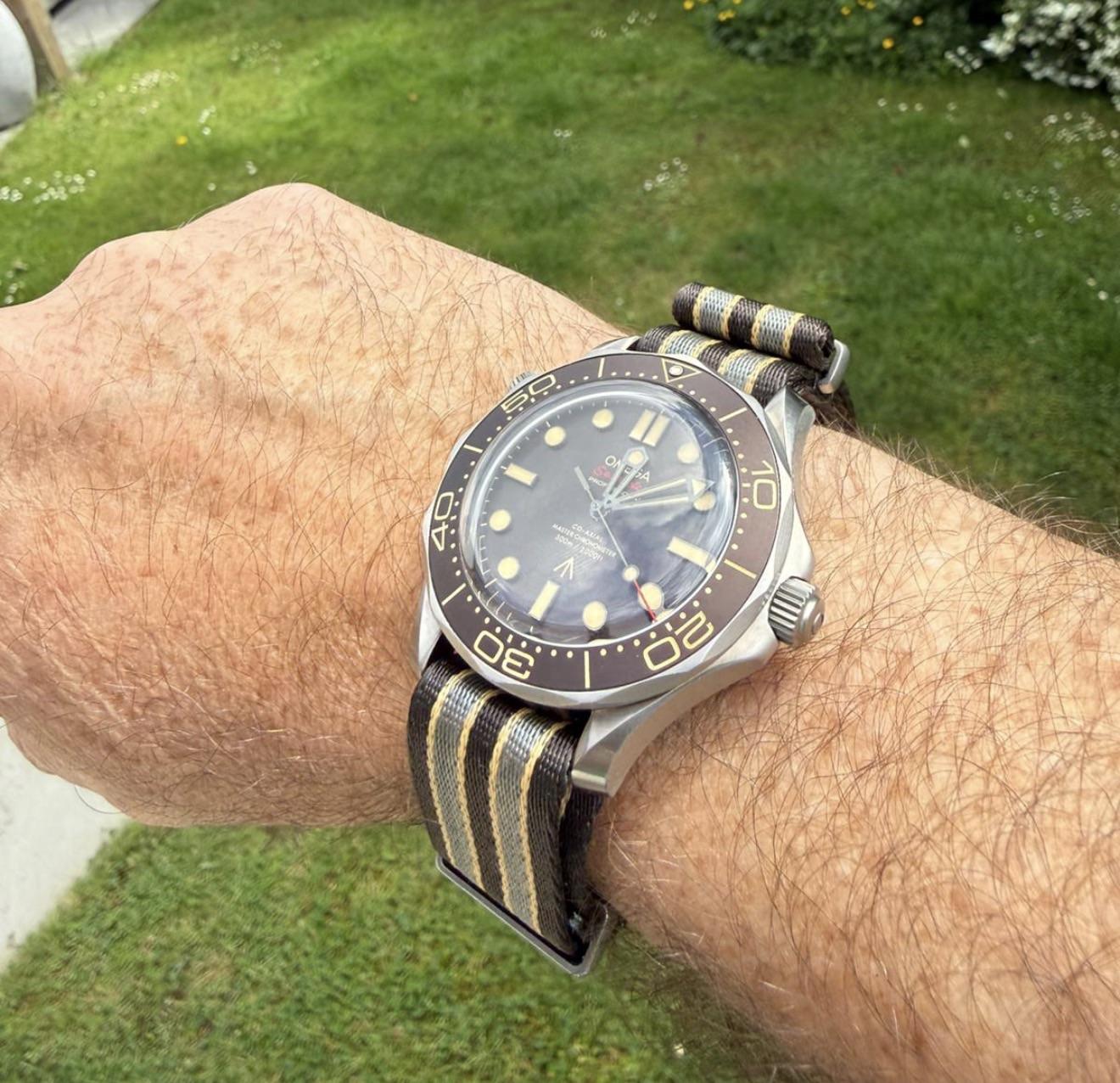 Боковой ракурс Omega Seamaster NTTD VSF V7 с выпуклым сапфировым стеклом