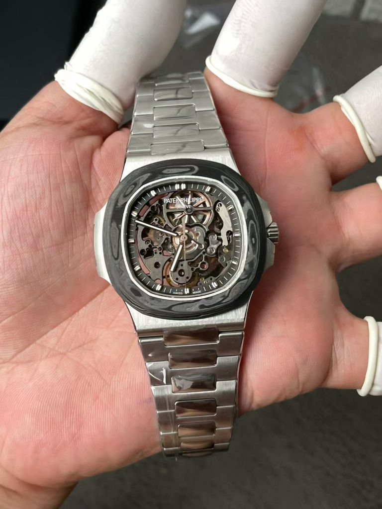 Полный вид Patek Philippe Nautilus 5711 ADG с карбоновым безелем