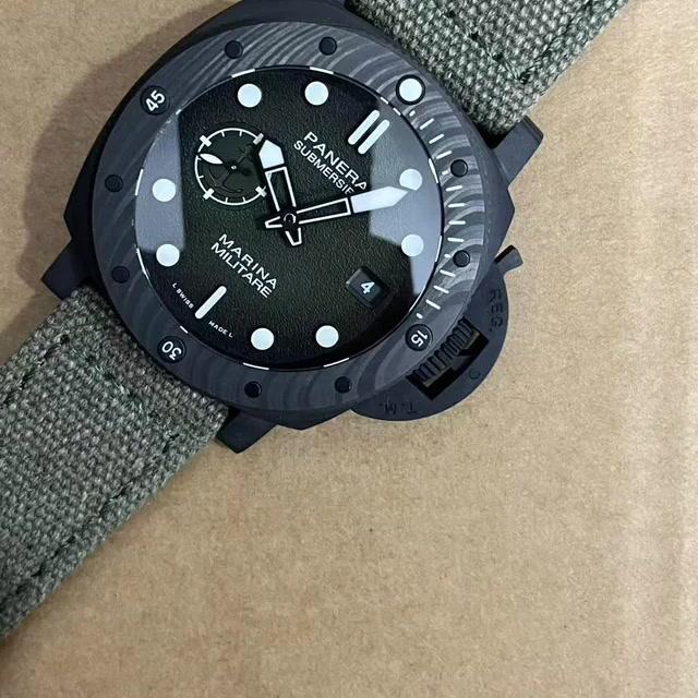 Циферблат, безель и защитная скоба Panerai PAM01698 VSF крупным планом