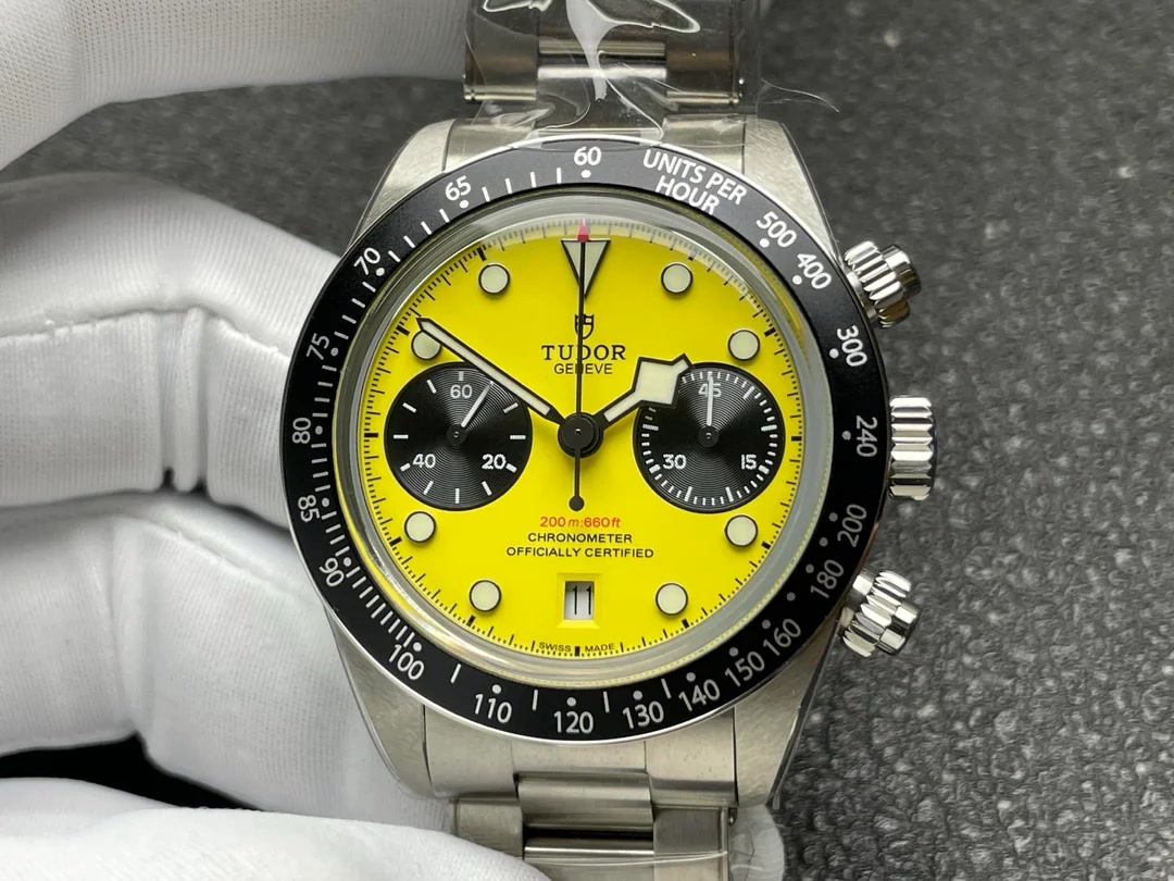 Желтый циферблат и счетчики Tudor Bumblebee 3CF крупным планом