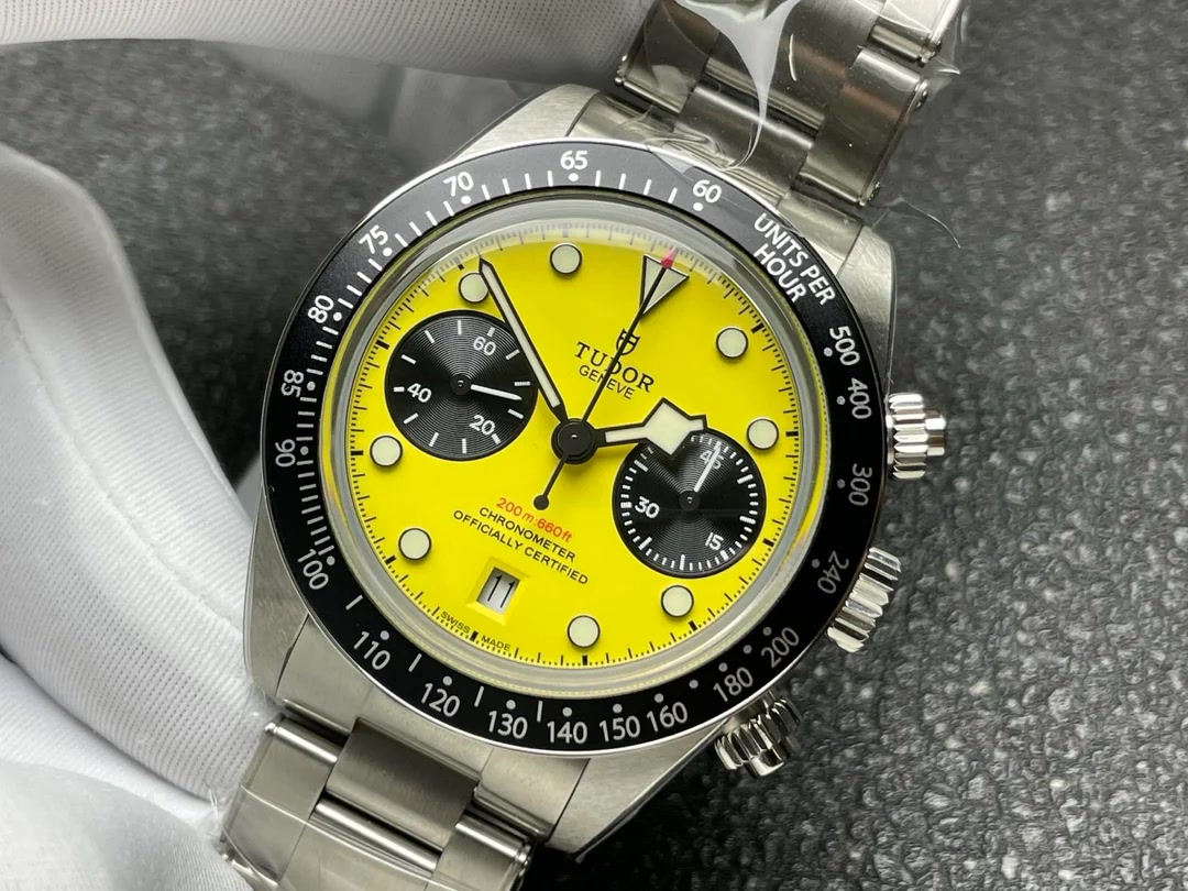 Tudor Black Bay Chrono Bumblebee 3CF, вид корпуса и браслета сбоку