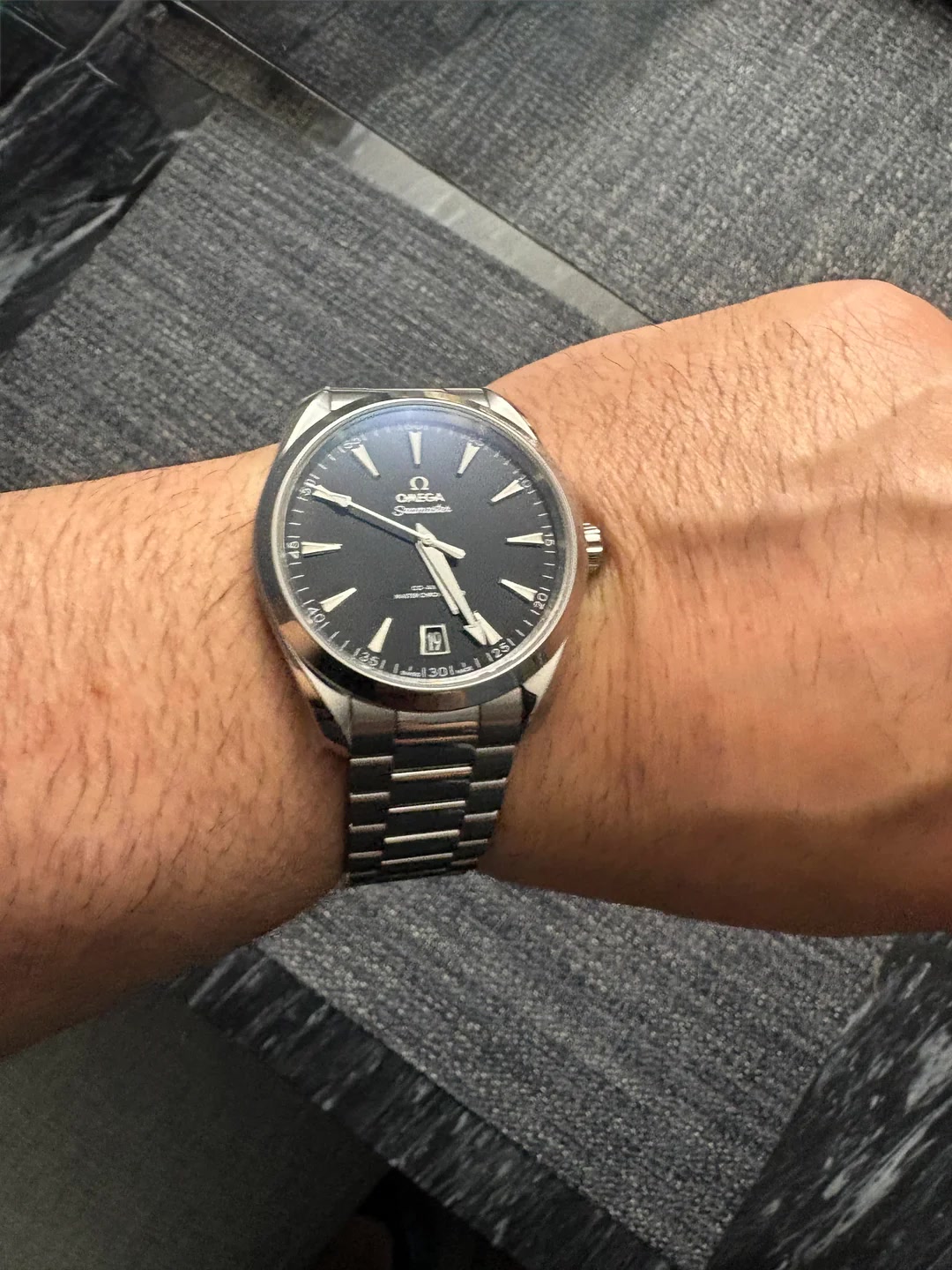 Посадка Omega Aqua Terra Black 41 VSF на запястье