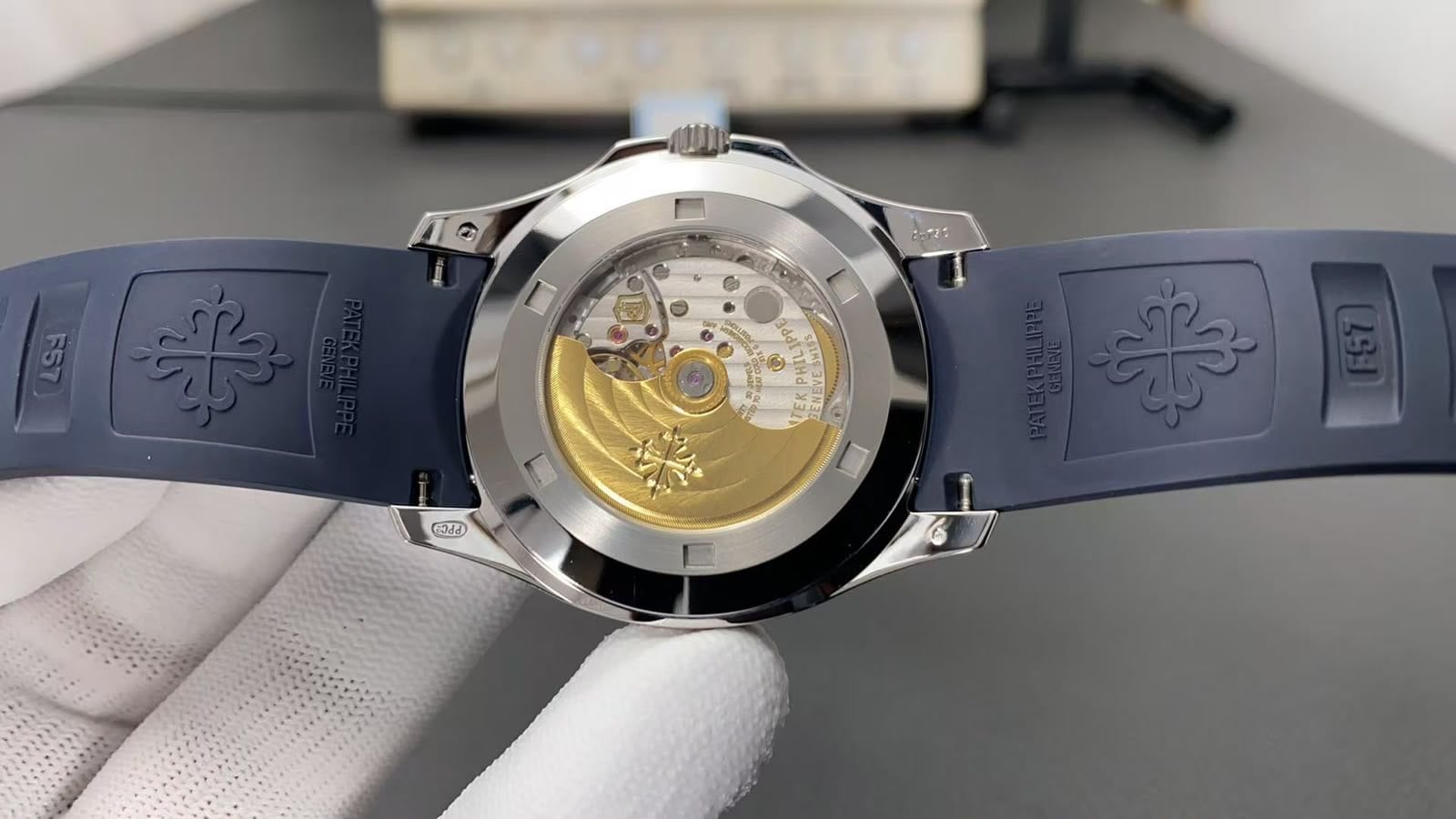 Механизм копии Patek Philippe Aquanaut 5167A через заднюю крышку