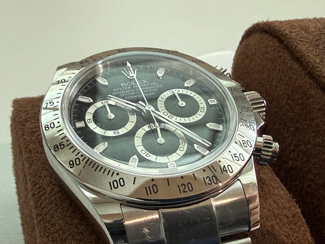 Стальной безель Rolex Daytona 116520 крупным планом