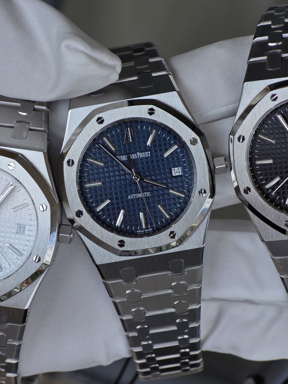 Синий циферблат Royal Oak 15300ST ZF при боковом освещении