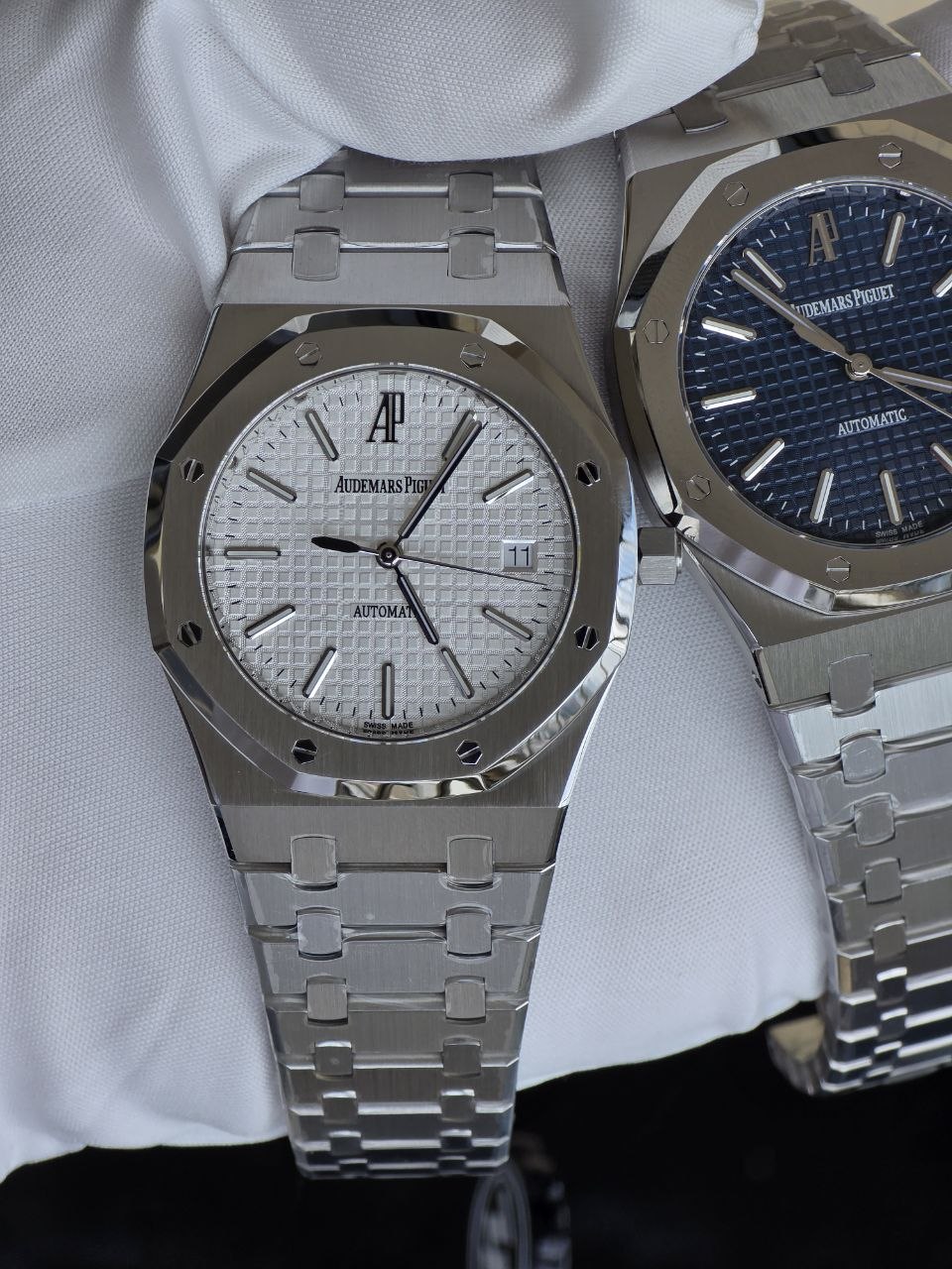 Белый Royal Oak 15300ST ZF рядом с синей версией