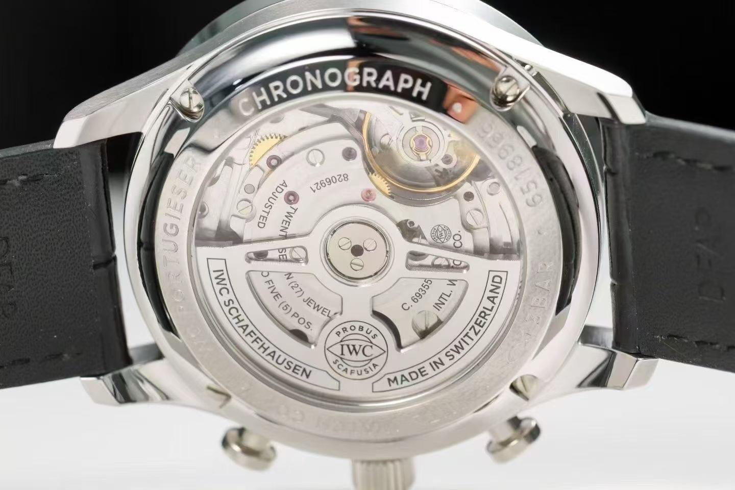 Сравнение задней части IWC Portugieser Chronograph OCTA