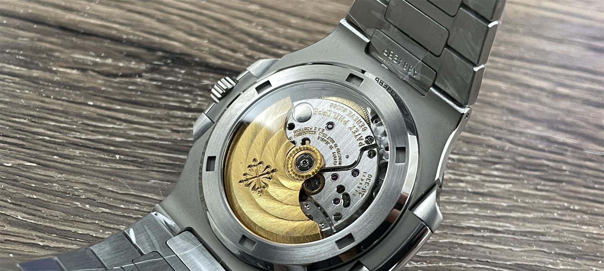Задняя крышка Nautilus 5711 и калибр DPB330 V2