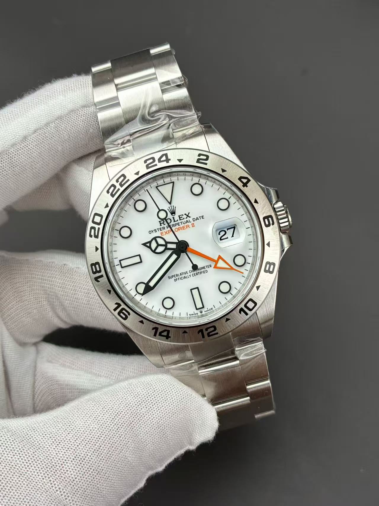 Белый циферблат Explorer II VSF крупным планом